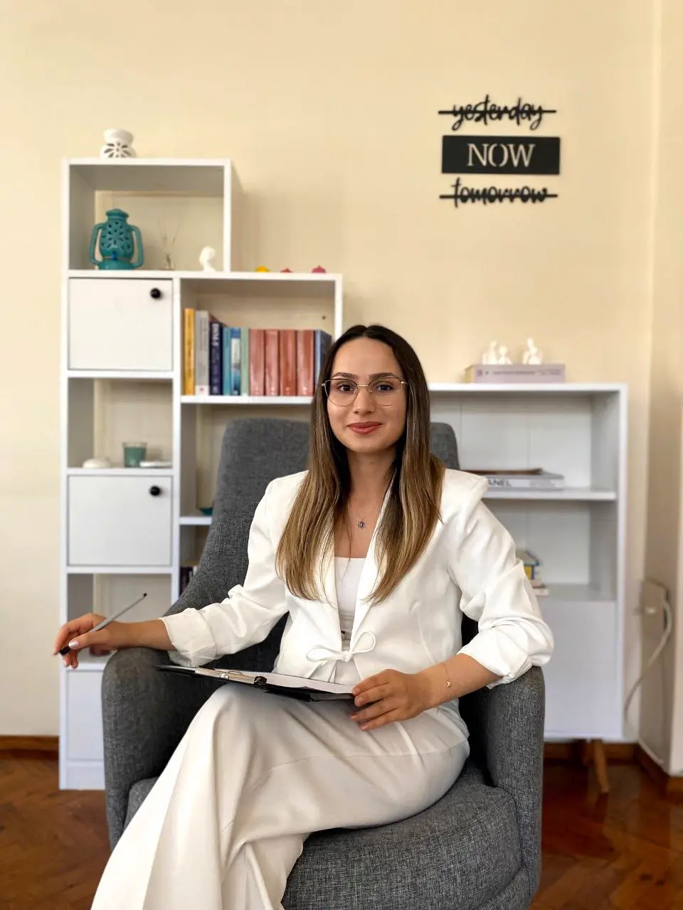 Psikolog Yağmur DEMİRCİ çalışma odasında